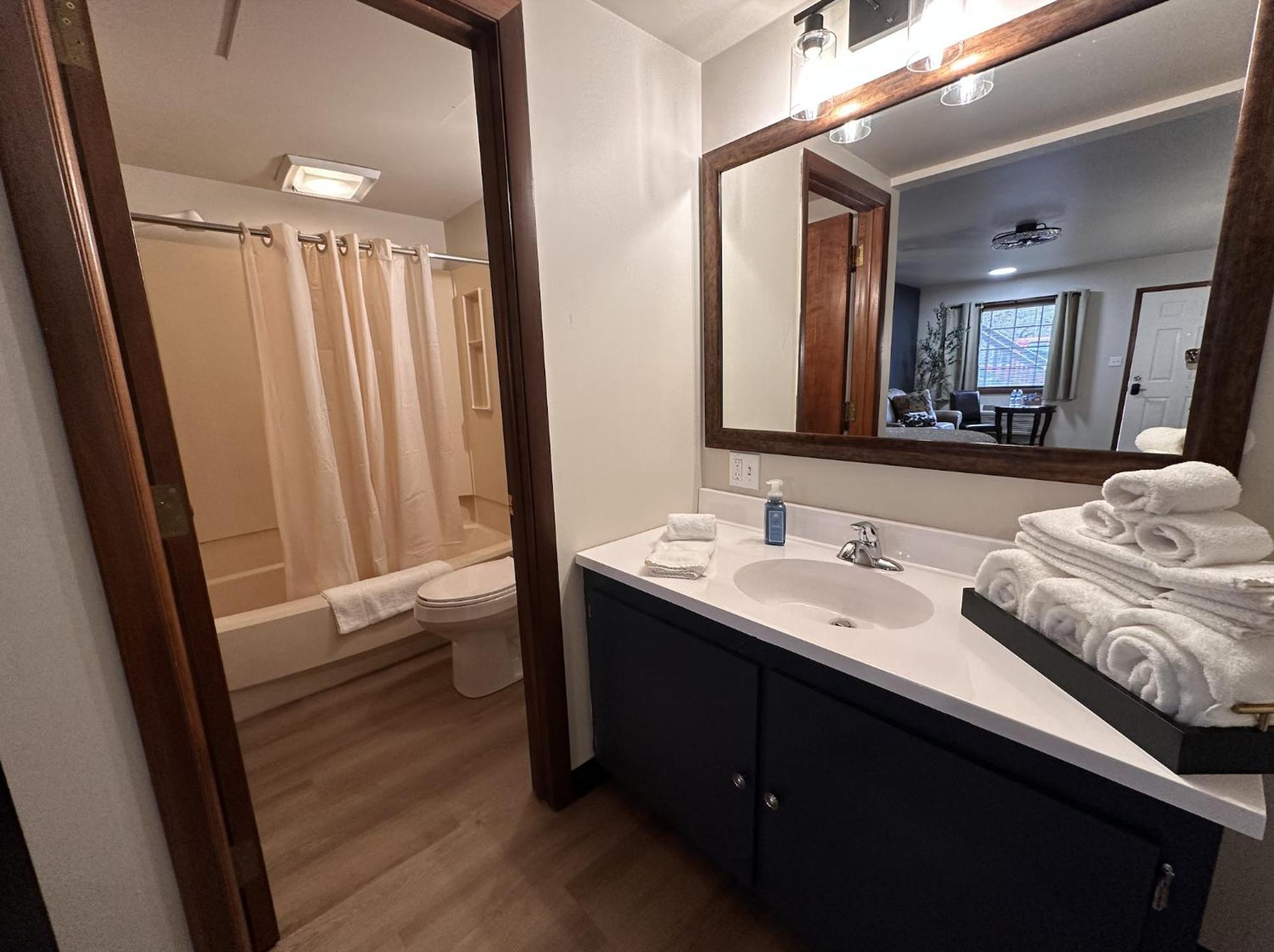 The Roscoe Boutique Motel Coshocton Room photo