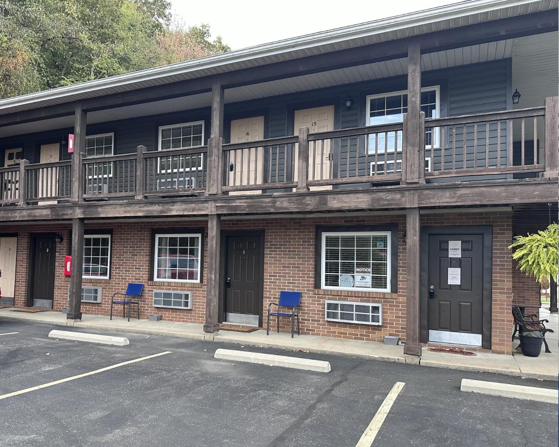 The Roscoe Boutique Motel Coshocton Exterior photo